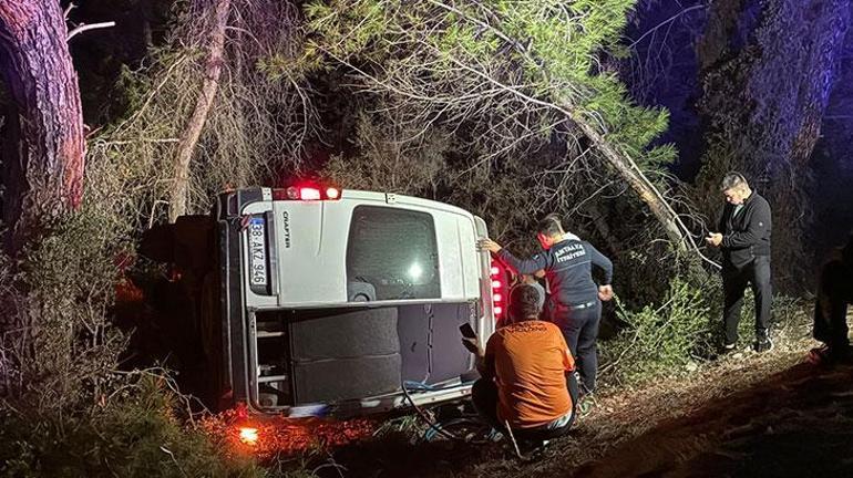 Antalya'da dağcıları taşıyan minibüs şarampole devrildi: 15 yaralı