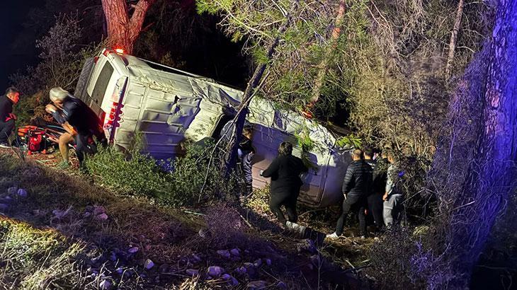 Antalya’da dağcıları taşıyan minibüs şarampole devrildi: 15 yaralı